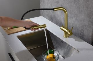 Смеситель для кухни Timo Saona с выдвижной лейкой золото матовое 2356/17FL